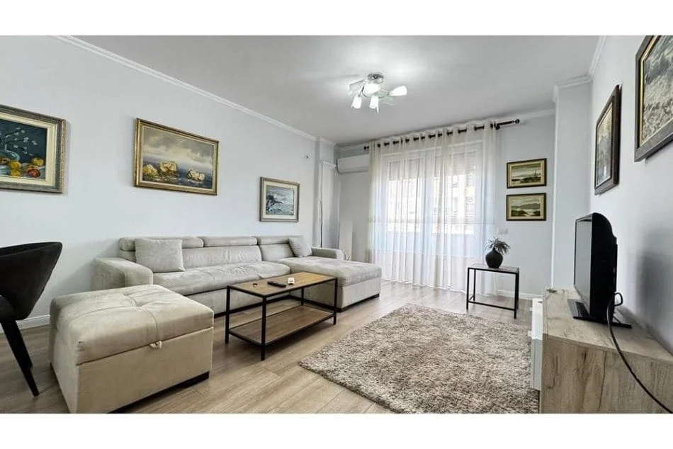APARTAMENT  1+1 ME QIRA 700 €  TE PIRAMIDA