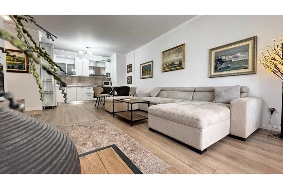 APARTAMENT  1+1 ME QIRA 700 €  TE PIRAMIDA