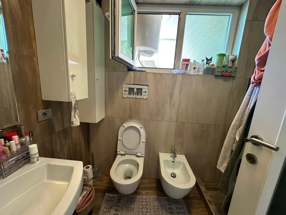 Tirane, jepet me qera apartament 2+1+Ballkon Kati 7, 105 m² 1.100 € (Gjimnazi Asim Vokshi)