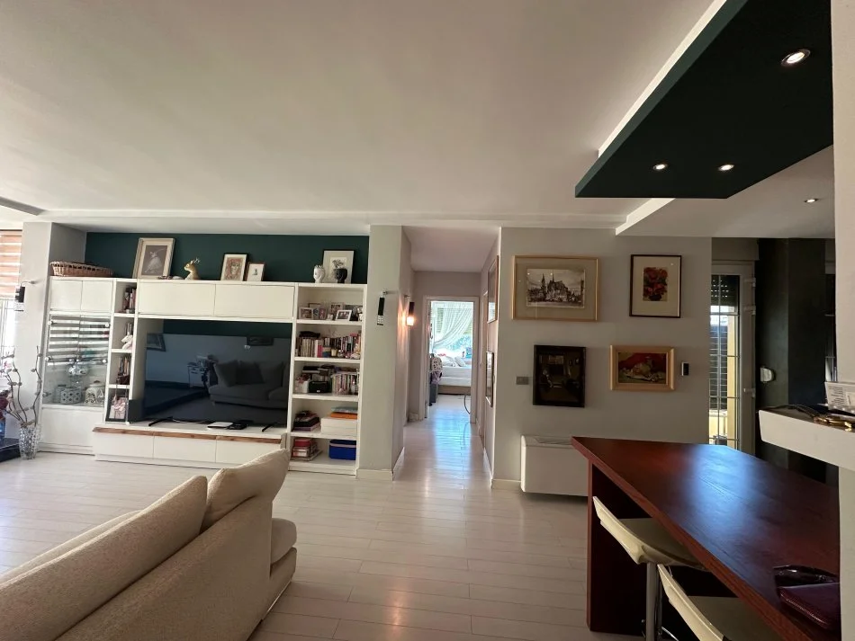 Tirane, jepet me qera apartament 2+1+Ballkon Kati 7, 105 m² 1.100 € (Gjimnazi Asim Vokshi)