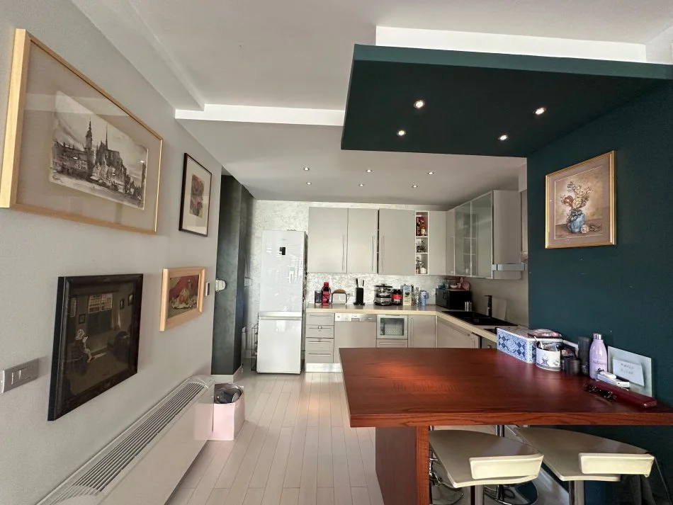 Tirane, jepet me qera apartament 2+1+Ballkon Kati 7, 105 m² 1.100 € (Gjimnazi Asim Vokshi)