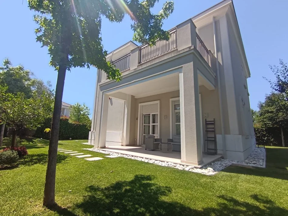 Tirane, jepet me qera Vile 2 Katshe , 330 m² 5.800 € 