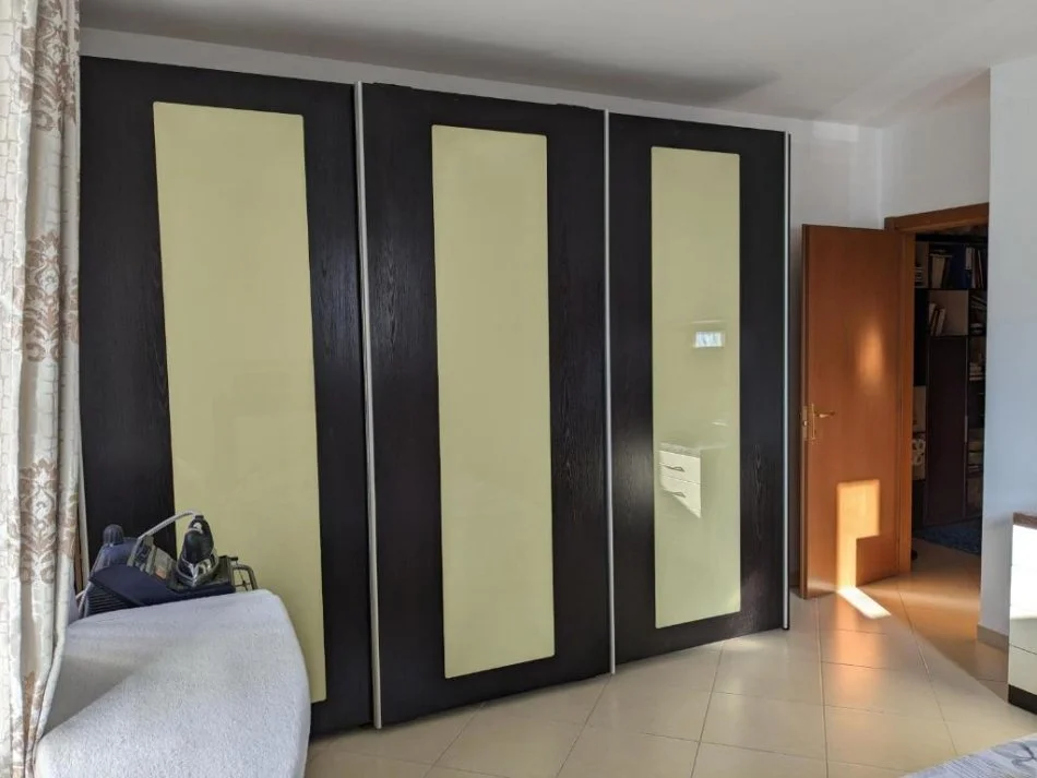 Tirane, jepet me qera apartament 2+1+Ballkon Kati 5, 110 m² 550 € (Residenca Alba)