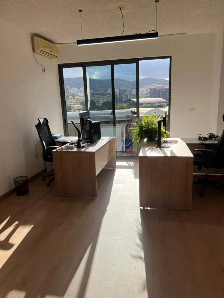 Tirane, jap me qera zyre Kati 5, 20 m² 300 € (Pallati Dynasti 33)