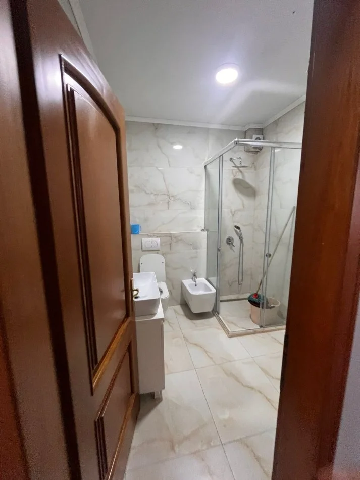 Tirane, jepet me qera zyre Kati 4, 110 m² 1.500 € (Parlamenti ,Kulla Elize)