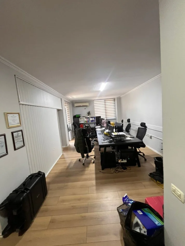 Tirane, jepet me qera zyre Kati 4, 110 m² 1.500 € (Parlamenti ,Kulla Elize)