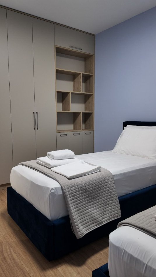 Tirane, jepet me qera apartament 2+1+Ballkon Kati 3, 105 m² 1.100 € (Rruga Qemal Stafa)