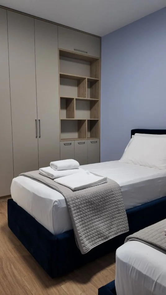 Tirane, jepet me qera apartament 2+1+Ballkon Kati 3, 105 m² 1.100 € (Rruga Qemal Stafa)