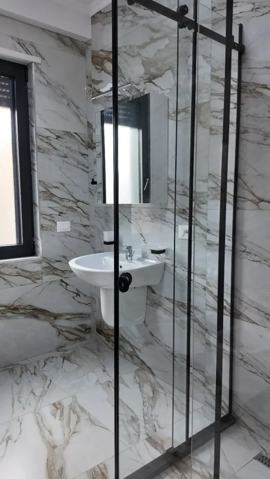 Tirane, jepet me qera apartament 2+1+Ballkon Kati 3, 105 m² 1.100 € (Rruga Qemal Stafa)