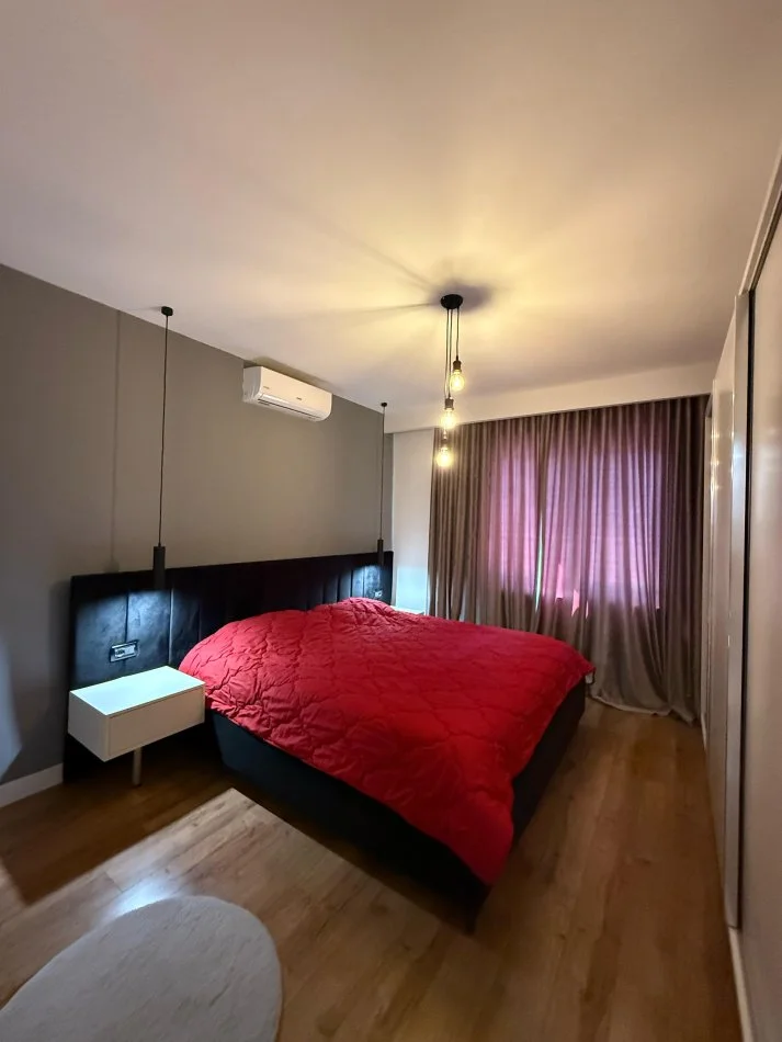 Tirane, jepet me qera apartament 1+1+Ballkon Kati 3, 75 m² 700 € (Komuna e Parisit)