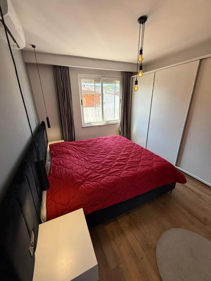 Tirane, jepet me qera apartament 1+1+Ballkon Kati 3, 75 m² 700 € (Komuna e Parisit)