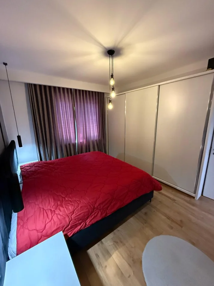 Tirane, jepet me qera apartament 1+1+Ballkon Kati 3, 75 m² 700 € (Komuna e Parisit)