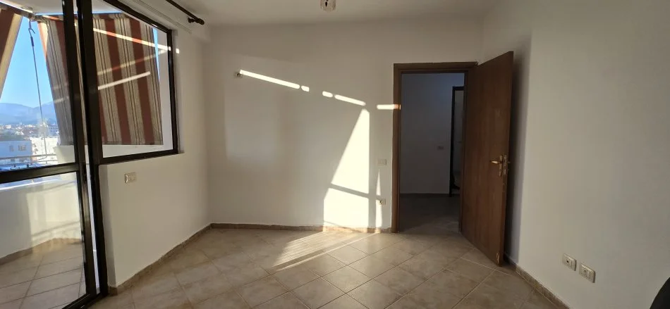 Tirane, jepet me qera apartament 1+1+Ballkon Kati 1, 65 m² 450 € (rruga Budi)