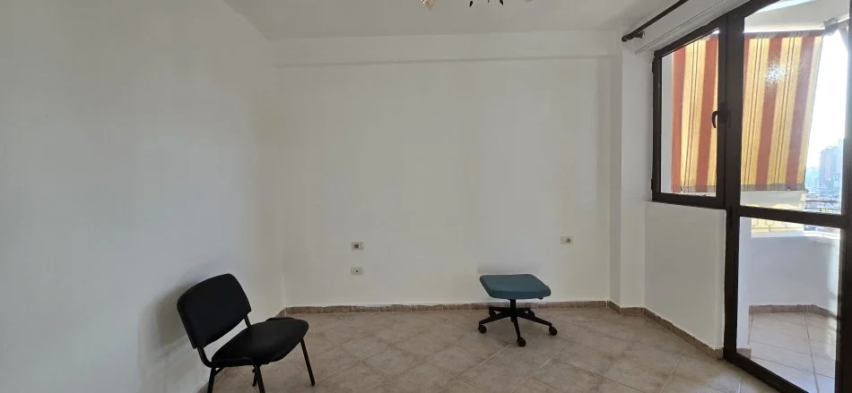 Tirane, jepet me qera apartament 1+1+Ballkon Kati 1, 65 m² 450 € (rruga Budi)