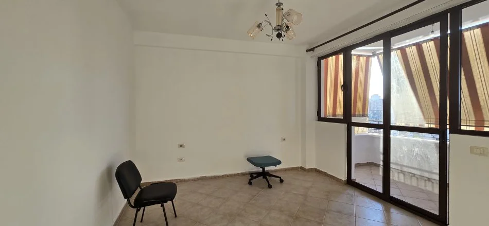 Tirane, jepet me qera apartament 1+1+Ballkon Kati 1, 65 m² 450 € (rruga Budi)
