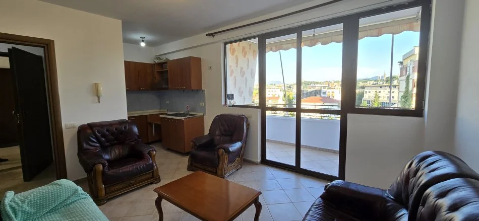 Tirane, jepet me qera apartament 1+1+Ballkon Kati 1, 65 m² 450 € (rruga Budi)