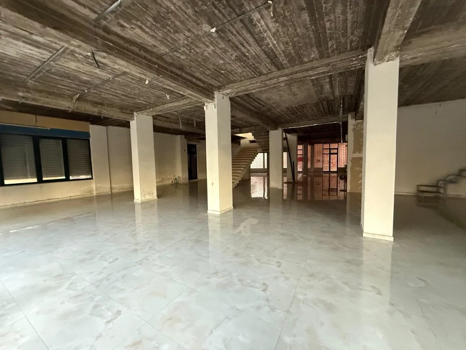 Tirane, jepet me qera dyqan Kati 0, 1.500 m² 150 € (Mbikalimi Komunes)