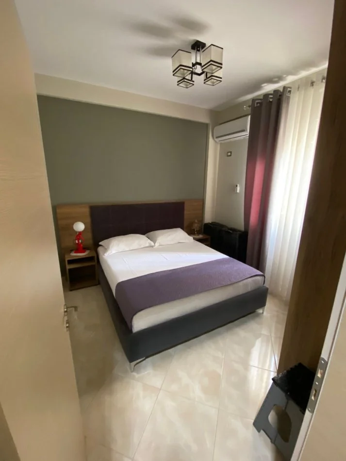 Ofrohet me qira apartament (2+1) prane Marina Bay RESORT