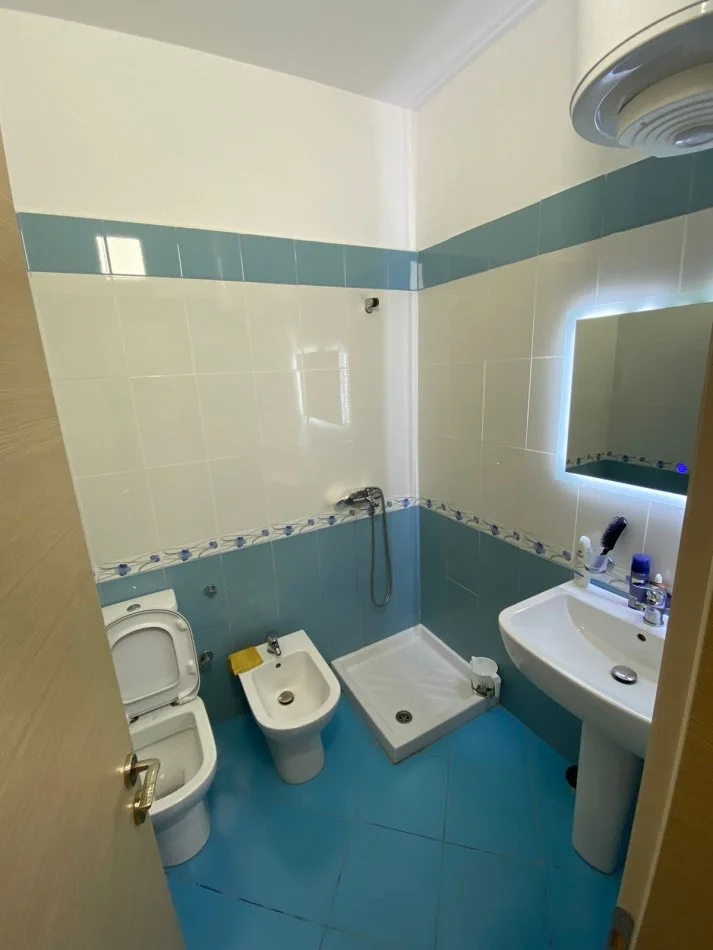 Ofrohet me qira apartament (2+1) prane Marina Bay RESORT