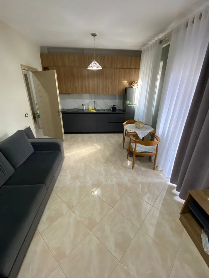 Ofrohet me qira apartament (2+1) prane Marina Bay RESORT