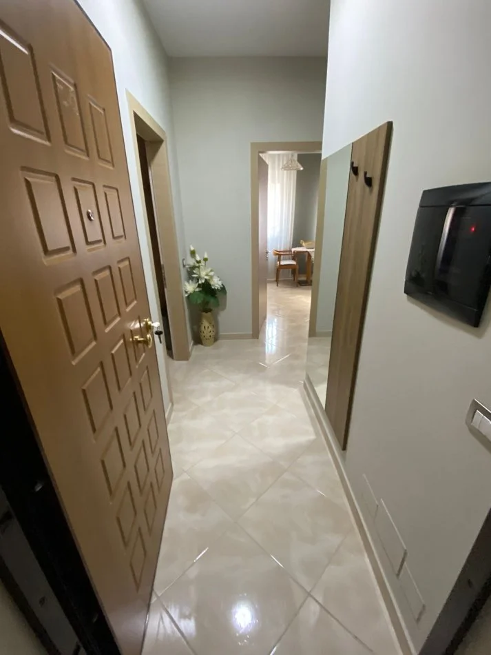 Ofrohet me qira apartament (2+1) prane Marina Bay RESORT