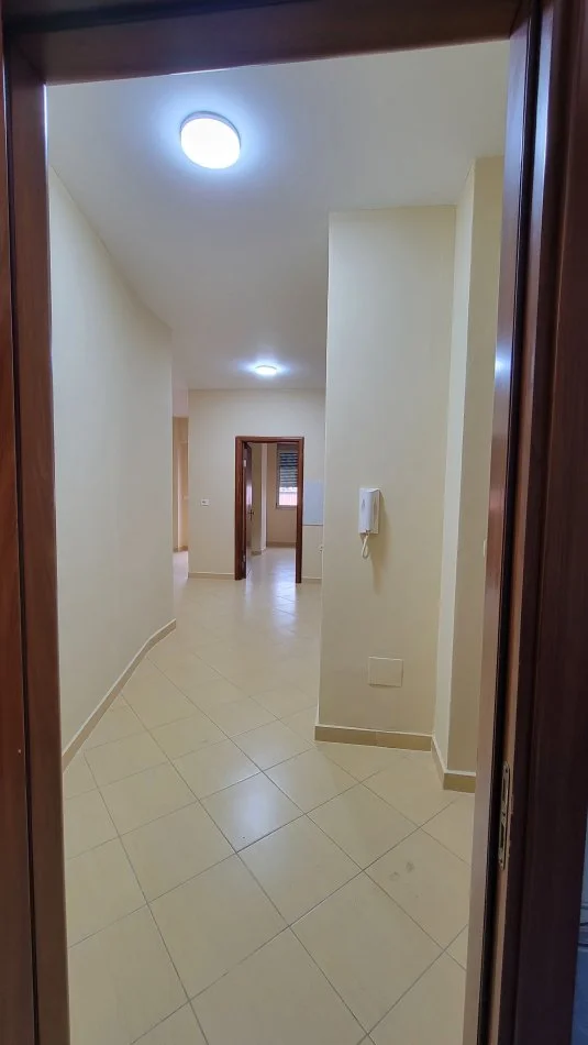 Tirane, jepet me qera apartament 1+1 Kati 8, 75 m² 400 € 