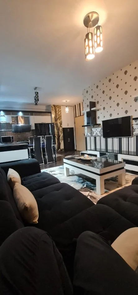 Tirane, jepet me qera apartament 3+1+Ballkon Kati 3, 122 m² 700 € (Bulevardi i RI Afer Qender)