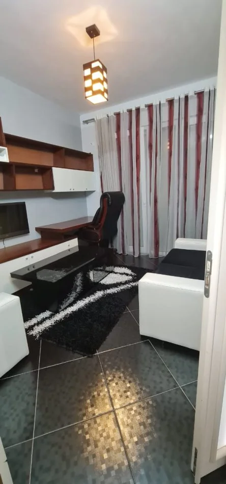 Tirane, jepet me qera apartament 3+1+Ballkon Kati 3, 122 m² 700 € (Bulevardi i RI Afer Qender)