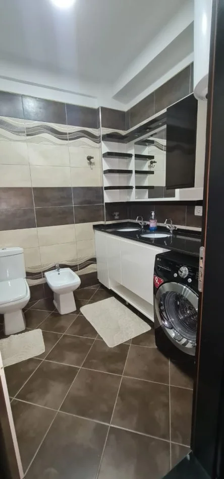 Tirane, jepet me qera apartament 3+1+Ballkon Kati 3, 122 m² 700 € (Bulevardi i RI Afer Qender)