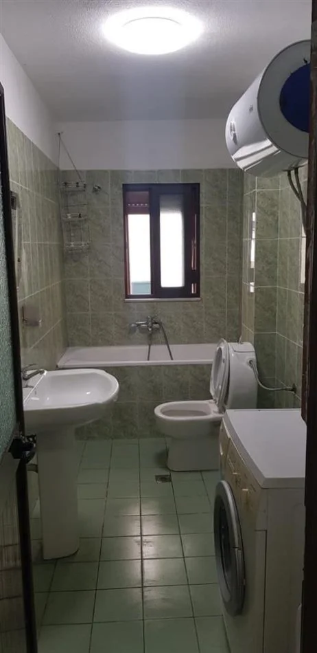 Tirane, jepet me qera apartament 2+1+Ballkon Kati 4, 90 m² 600 € (Sheshi Willson)