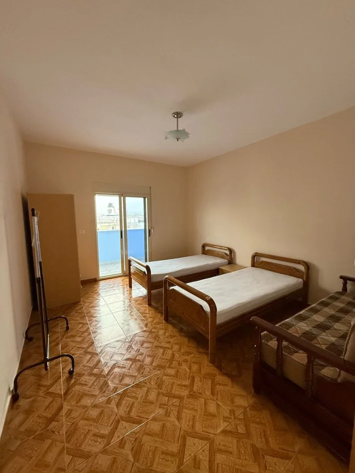 Durres, jepet me qera apartament 2+1+Aneks+Ballkon Kati 4, 100 m² 500 € (Rruga e Portit)