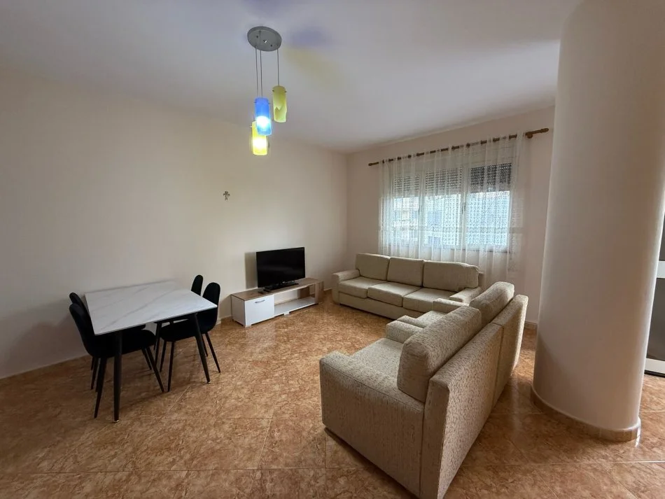 Durres, jepet me qera apartament 2+1+Aneks+Ballkon Kati 4, 100 m² 500 € (Rruga e Portit)