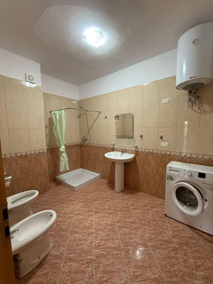 Durres, jepet me qera apartament 2+1+Aneks+Ballkon Kati 4, 100 m² 500 € (Rruga e Portit)