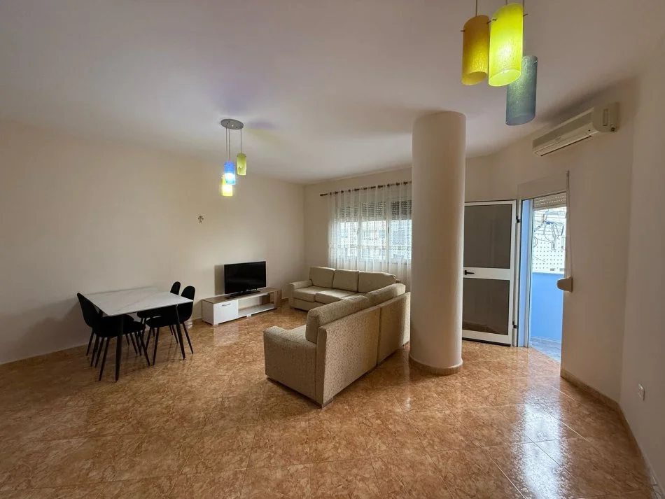 Durres, jepet me qera apartament 2+1+Aneks+Ballkon Kati 4, 100 m² 500 € (Rruga e Portit)