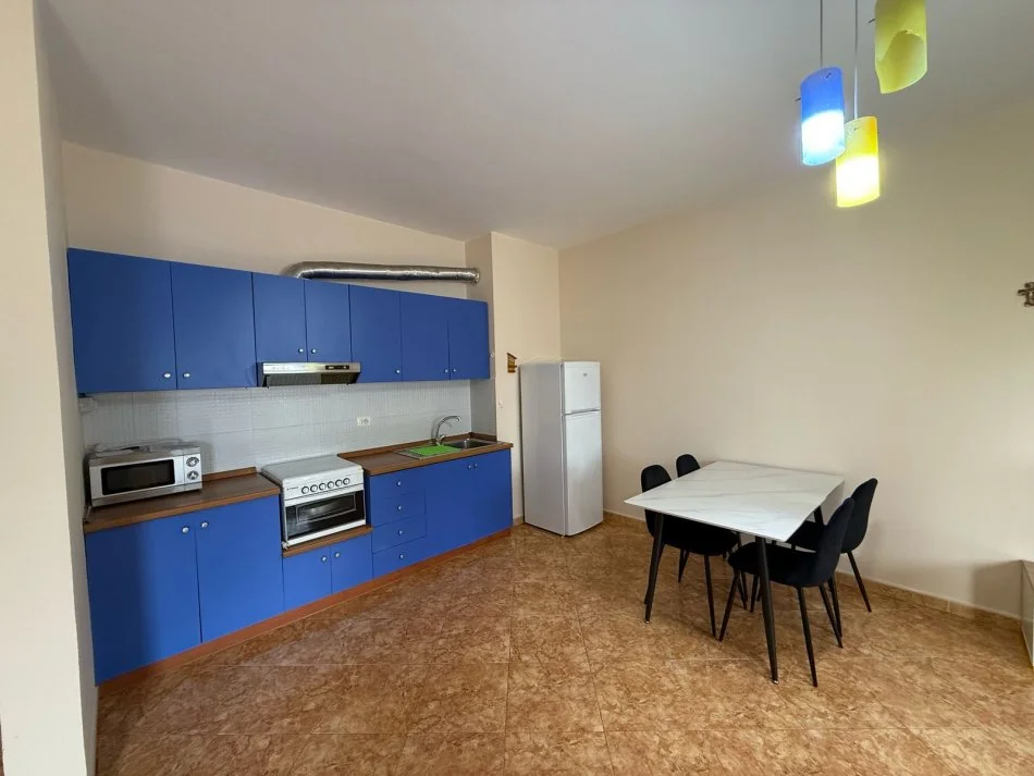 Durres, jepet me qera apartament 2+1+Aneks+Ballkon Kati 4, 100 m² 500 € (Rruga e Portit)