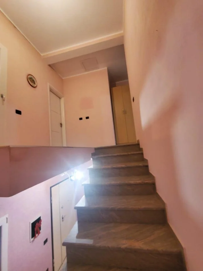 Tirane, shitet Vile 2+1 Kati 2, 486 m² 370.000 € (Sauk, rruga "Zambaku")