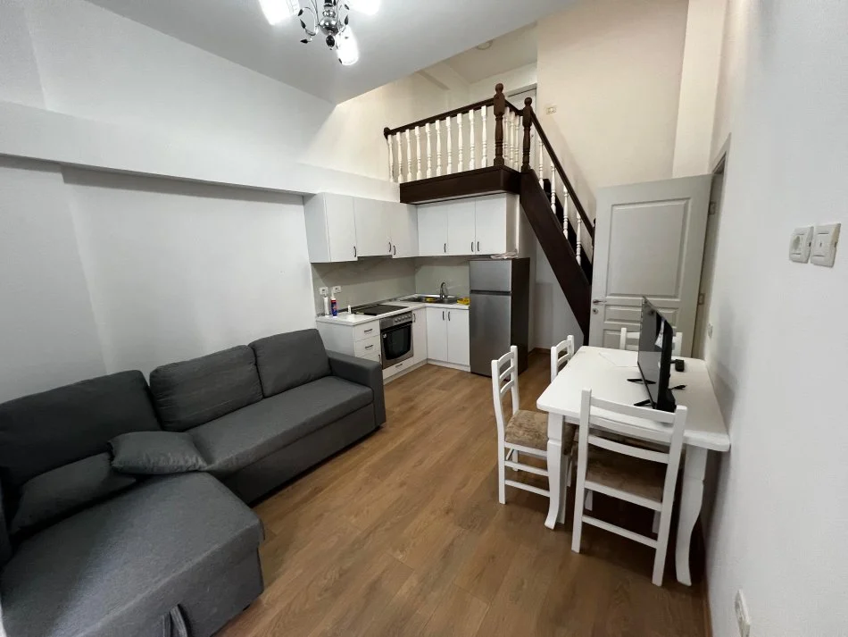 Tirane, jepet me qera apartament duplex 1+1 Kati 1, 75 m² 500 € (Te Spitali Amerikan 3)