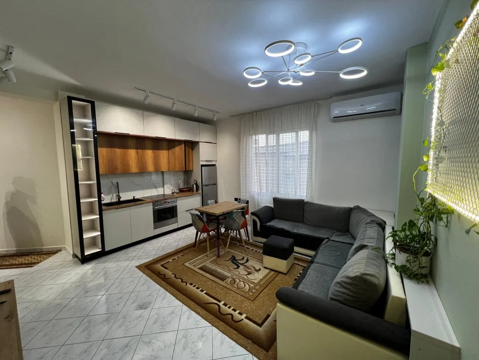 Tirane, jepet me qera apartament 1+1+Ballkon Kati 3, 75 m² 500 € 