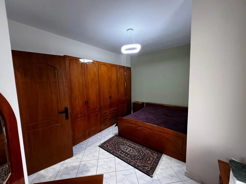 Tirane, jepet me qera apartament 1+1+Ballkon Kati 3, 75 m² 500 € 