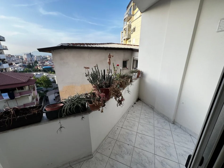 Tirane, jepet me qera apartament 1+1+Ballkon Kati 3, 75 m² 500 € 