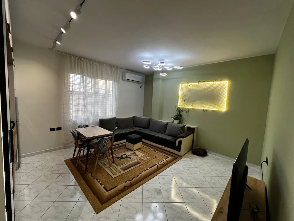 Tirane, jepet me qera apartament 1+1+Ballkon Kati 3, 75 m² 500 € (Te Mbikalimi i komunes se Parisit)