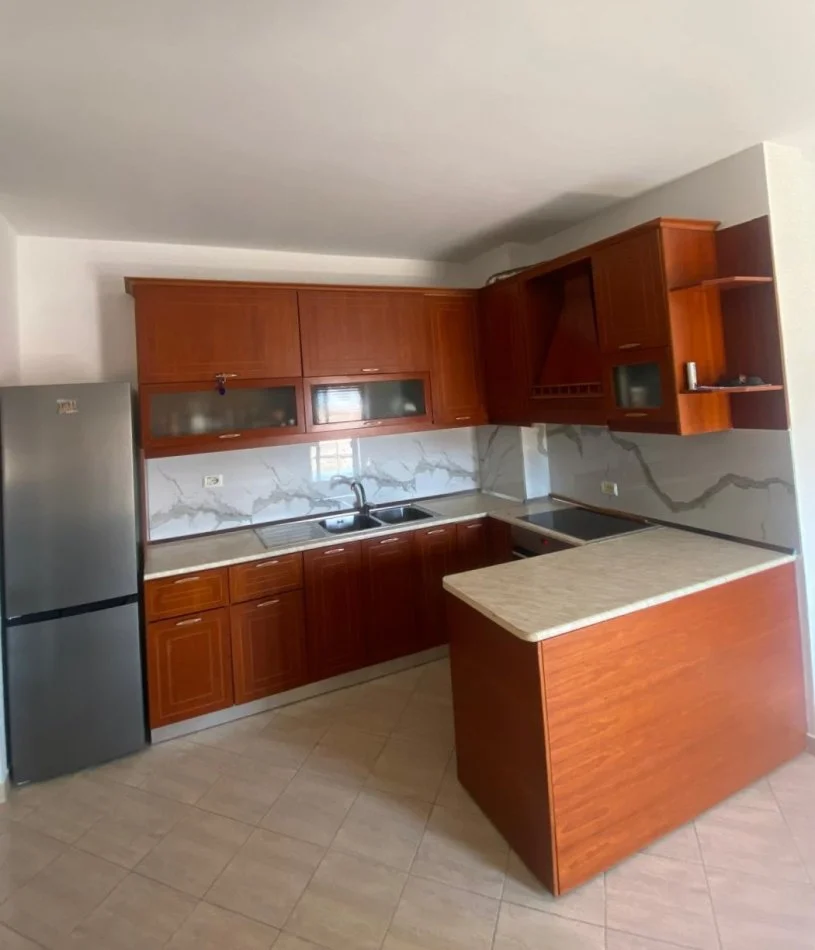 Tirane, jap me qera apartament 2+1+Ballkon Kati 3, 78 m² 450 € (kinostudio)