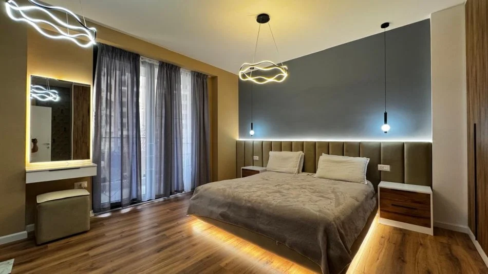 Tirane, shitet apartament 2+1+Ballkon Kati 2, 105 m² 215.000 € (Ish Fusha e Aviacionit)