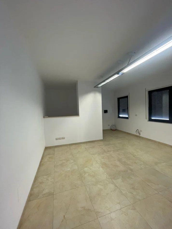 Durres, jepet me qera ambjent biznesi Kati 2, 106 m² 500 € (Poliklinika)