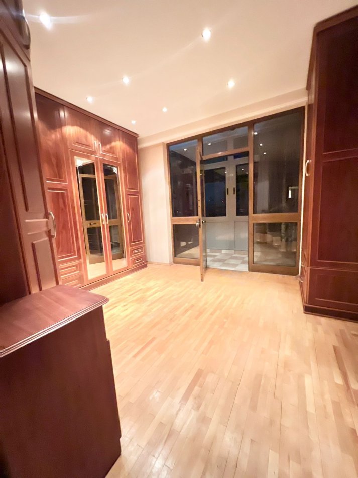 Tirane, jepet me qera zyre Kati 4, 140 m² 1.300 € (Bulevardi Bajram Curri)