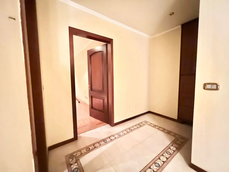 Tirane, jepet me qera zyre Kati 4, 140 m² 1.300 € (Bulevardi Bajram Curri)