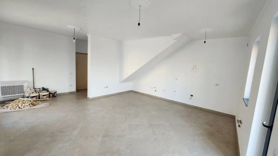 Tirane, shitet Vile 3+1 Kati 3, 165 m² 270.000 € (Kombinat, prane "Poliklinika Nr. 6")