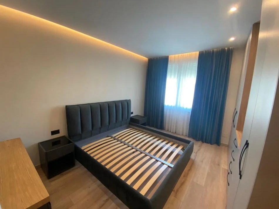 Tirane, jepet me qera apartament 2+1+Ballkon Kati 7, 100 m² 1.000 € (Komuna e Parisit)