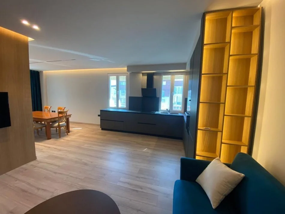 Tirane, jepet me qera apartament 2+1+Ballkon Kati 7, 100 m² 1.000 € (Komuna e Parisit)