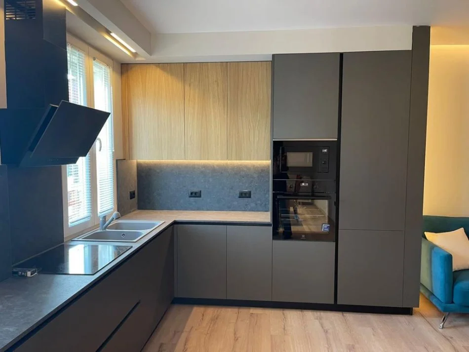 Tirane, jepet me qera apartament 2+1+Ballkon Kati 7, 100 m² 1.000 € (Komuna e Parisit)